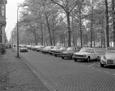 855221 Gezicht op geparkeerde auto's aan de Maliebaan te Utrecht.